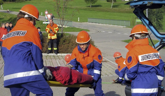 Die jungen Bernauer Feuerwehrleute bef...r die Rettungsarbeiten weiter gingen.   | Foto: Ulrike Spiegelhalter