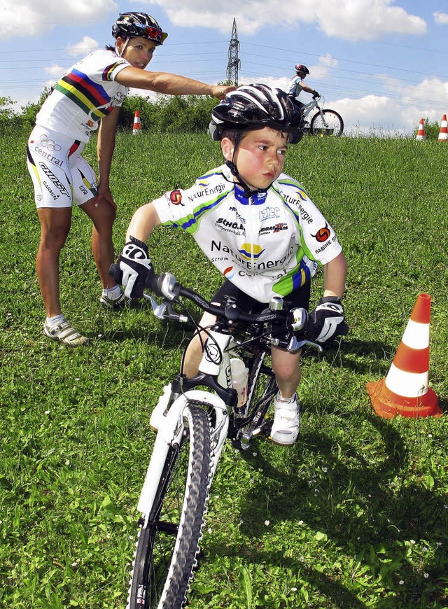 Sabine Spitz beim Training mit jungen Mountainbikern.  | Foto: Ralf Schuble