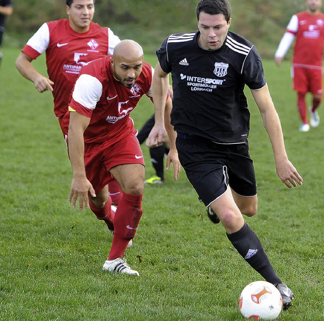 Vitali Fritz (re.) sicherte den Sieg f...jramovic (RW Lrrach) auf den Fersen.   | Foto: Schn