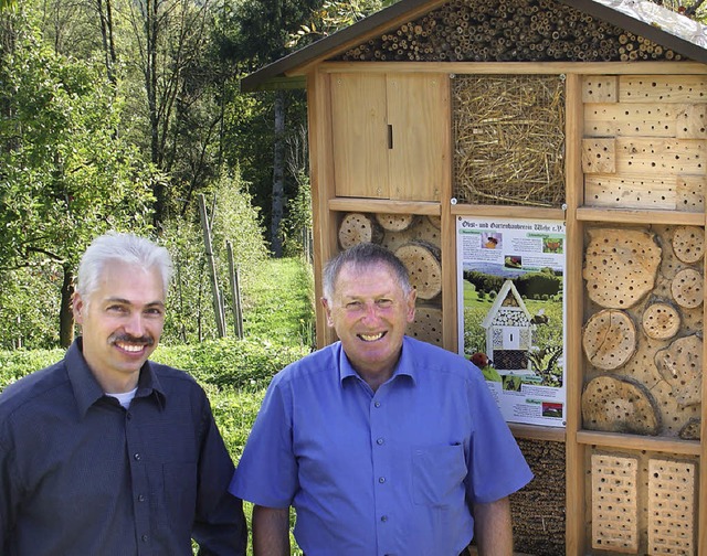 Der Vorsitzende Konrad Bche (links) u...ten sich ber das neue Insektenhotel.   | Foto: Hrvoje Miloslavic
