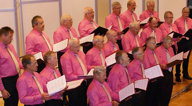 Die zweite Konzerthlfte begann mit ei...n sich in neuen, farbenfrohen Hemden.   | Foto: Werner Probst