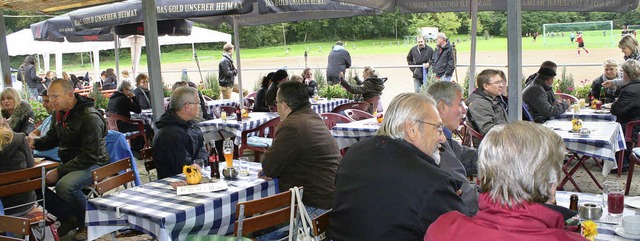 Auch am Nachmittag fand noch jeder Bes...der Terrasse der Spvgg in Eimeldingen.  | Foto: cremer