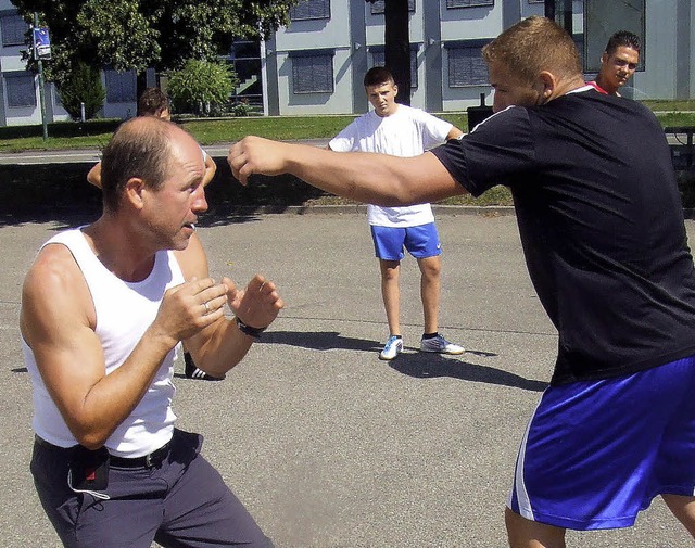 Dan Hoffmann (links) im Training mit einem seiner Boxer.   | Foto: Verein