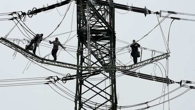 Auch das Stromnetz muss im Zuge der Energiewende ausgebaut werden.   | Foto: DPA