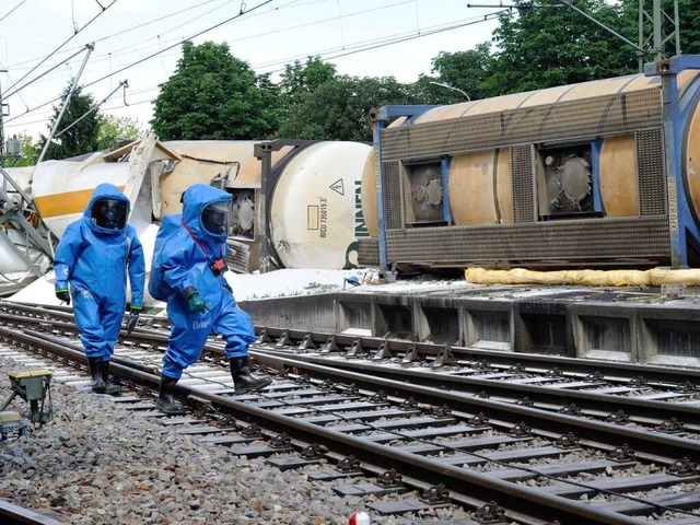 Bahnunfall mit Gefahrgut in Mllheim: ...wehrleute in speziellen Schutzanzgen.  | Foto: Volker Mnch