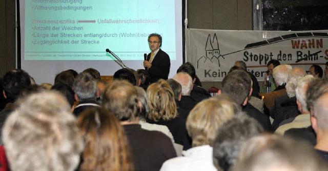 Professor Klaus Kmmerer erlutert in ...ahrgut-Gutachtens zum Trassenvergleich  | Foto: Siegfried Gollrad