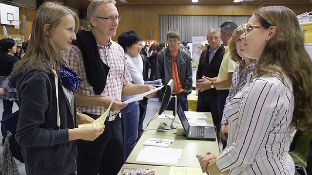 Bei der Job-Start-Brse In Endingen beliebt: der Rundgang mit den Eltern.   | Foto: Ilona Hge