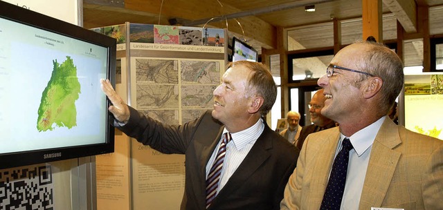 Ministerialdirigent Hartmut Alker (lin...e neue Ausstellung im Haus der Natur.   | Foto: Marion Pfordt