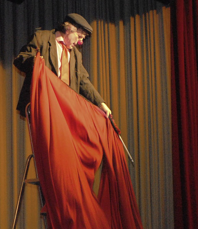 Clown Jojo kmpft mit dem Bhnenvorhang.   | Foto: Beatrice Ehrlich