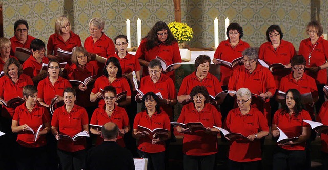 Ganz in rot sang der Chor Living Voices aus Heidelberg-Wieblingen.  | Foto: Heidi Fssel