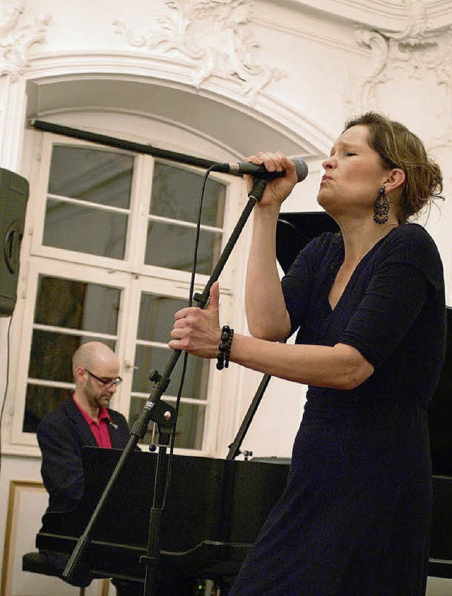 Zogen die Zuschauer in ihren Bann: Die Musiker Judith Heusch und Tobias Schwab.  | Foto: Christine Speckner