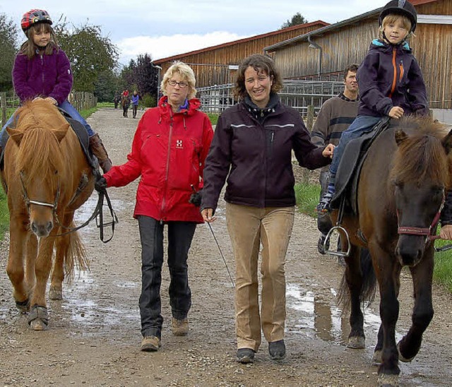 Ponyreiten fr einen guten Zweck war  ...cherheitsdienst zum Schutz der Tiere.   | Foto: Pia Grttinger