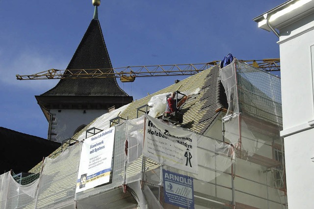 Am Haus der Kirche  neben der Stadtkirche wird gerade das Dach neu gedeckt.   | Foto: Nikolaus Trenz