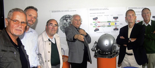 Im Kreise der Ingenieursfamilie: Herbe...om VDI die Vorzge seines Kugelmotors.  | Foto: Heiner Fabry