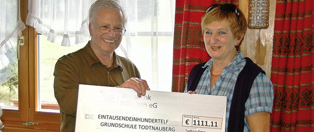 Klaus Klingele berreichte Renate Janus den Scheck.   | Foto: ulrike jger