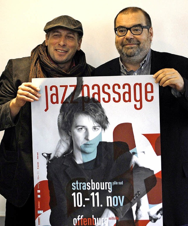 Edgar Common und Philippe Ochem mit dem Plakat fr die Jazzpassage    | Foto: robert ullmann