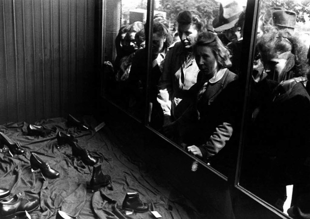 Das Wirtschaftswunder bestimmte die Na...assanten 1948 vor einem Schuhgeschft   | Foto: dpa