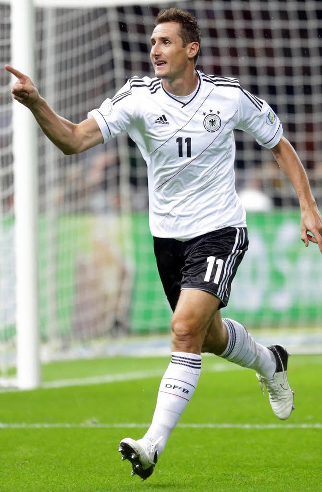Miroslav Klose bejubelt seinen ersten von zwei Treffern.   | Foto: dpa