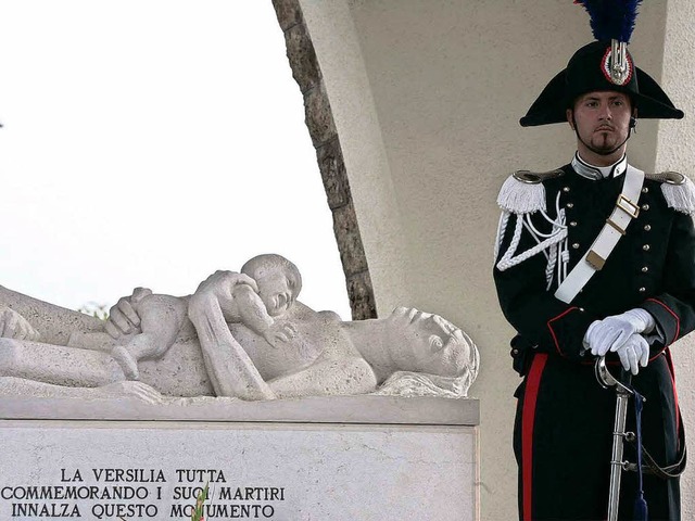 Das Denkmal fr die Opfer des Massaker...hen Dort Sant&#8217; Anna anrichteten.  | Foto: AFP ImageForum