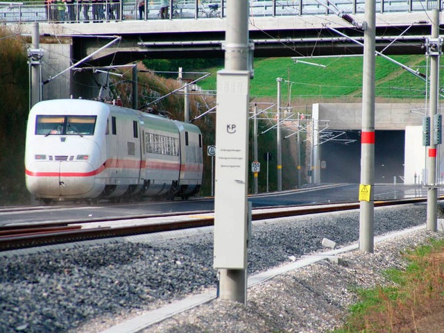 Mit einem stark verkrzten ICE absolvi... Bahn Testfahrten im Katzenbergtunnel.  | Foto: Reinhard Cremer