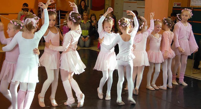 So s: Die Ballettmuschen horchten a... die Anweisungen der Ballettmeisterin.  | Foto: Elfriede Mosmann