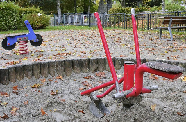 Der Spielplatz im Kurgarten ist derzei...h ein neues Spielgert ersetzt werden.  | Foto: Sebastian Barthmes