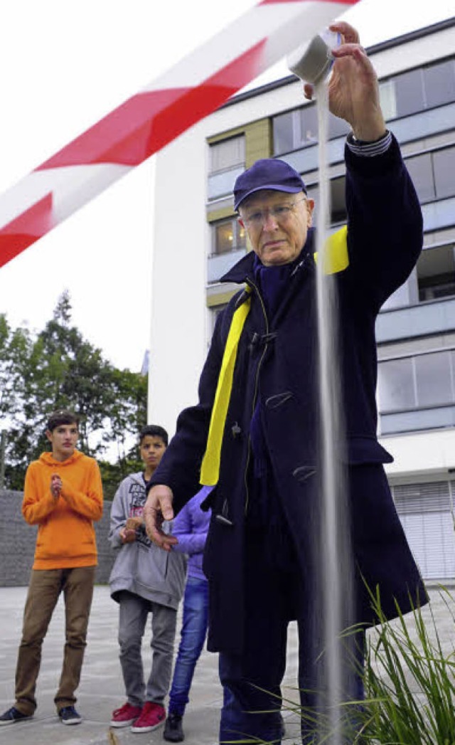 Hans-Jrg Lindenberger verstreute symb...die geschmuggelte &#8222;Asche&#8220;.  | Foto: Thomas Kunz