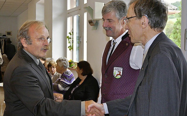 Dekan im Ruhestand  Reinhold Sylla und... Freiherr von  Hodenberg (von links).   | Foto: Ilse Winer