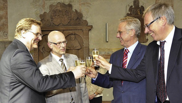 Auf eine glckliche Hand bei der Amtsf...rk Schumacher (Zweiter von links) an.   | Foto: Volker Mnch