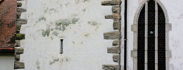 Feuchtigkeit sitzt im Gemuer und stei...ch am Kirchturm deutlich sichtbar ist.  | Foto: Seifried