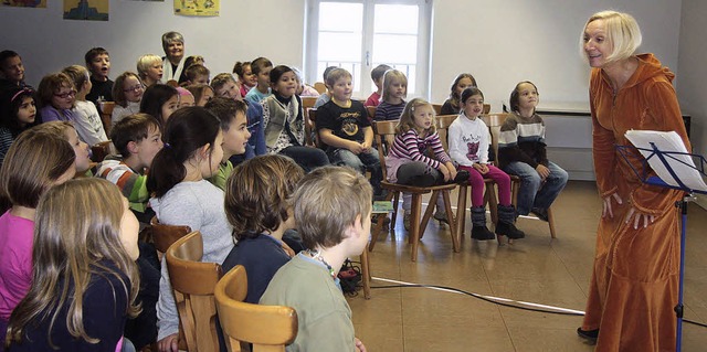 Patricia Prawit (rechts) kam am Frederick-Tag als Burgfrulein zu den Kindern.   | Foto: Sandra Decoux-Kone