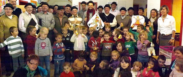 Der Mnnerchor Murg machte mit seinem ...kt Station im Kindergarten Weizenkorn.  | Foto: michael rber