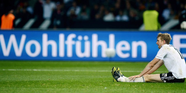 Irgendetwas scheint hier fr  Per Mertesacker nicht zu stimmen.   | Foto: afp