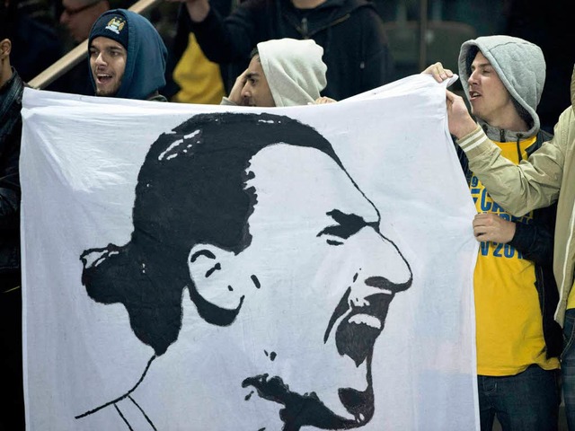 Schwedische Fans mit einem Banner, das...gegen Deutschland eine zentrale Rolle.  | Foto: AFP