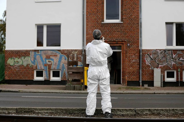 Die Spurensicherung untersucht das Haus, in dem Rebecca festgehalten wurde.   | Foto: dpa