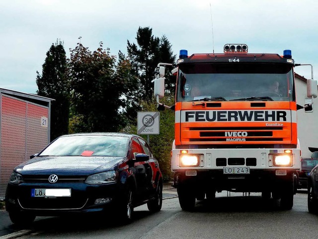 Bei der Sicherheitskontrollfahrt entdeckte die Feuerwehr zahlreiche Engstellen.  | Foto: Utke