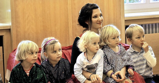 Vanessa Schnbroich als &#8222;Katharina&#8220; im Kreis der Kinder.   | Foto: Gemeinde