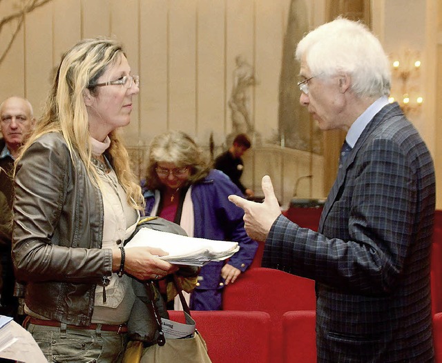 Der Freiburger Mediziner Winfried Kard...trag im Gesprch mit einer Zuhrerin.   | Foto: Erika Sieberts