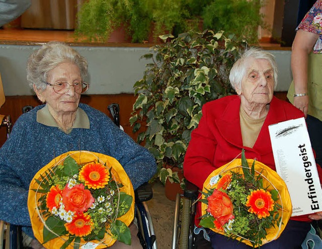 Ellen Gnster mit 101 Jahren (links) u...ren die ltesten  anwesenden Senioren.  | Foto: Pia Grttinger