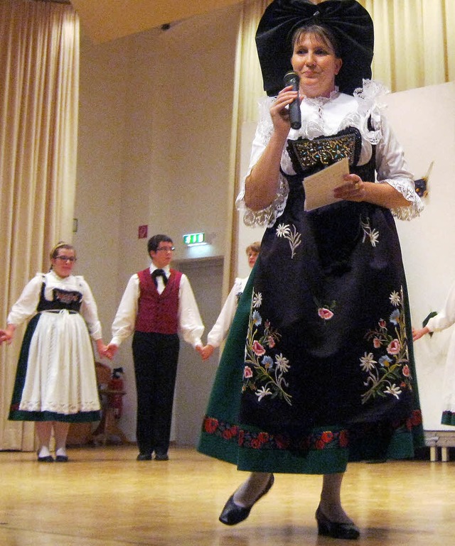 Estelle Diemer trug bei ihrer Moderation Tracht.   | Foto: Anne freyer