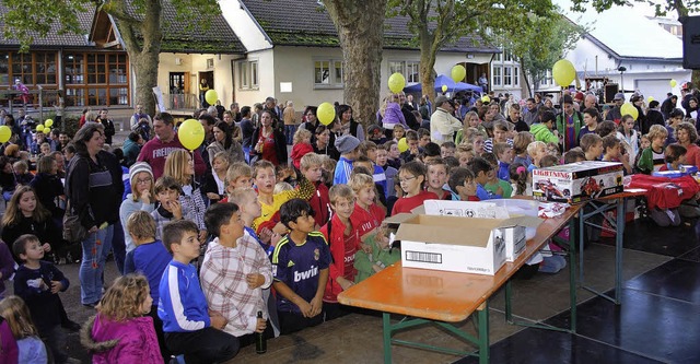 Aktionstag in Kollnau: Die Menge, die auf die Verlosung wartet.  | Foto: ZVG