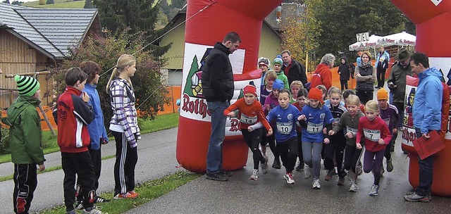 Zuerst starteten die jungen Lufer, da...ingen die Erwachsenen auf die Strecke.  | Foto: Privat