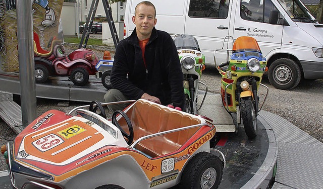 Robert Gierens pflegt sein Kinderkarussell.   | Foto: Jrn Kerckhoff