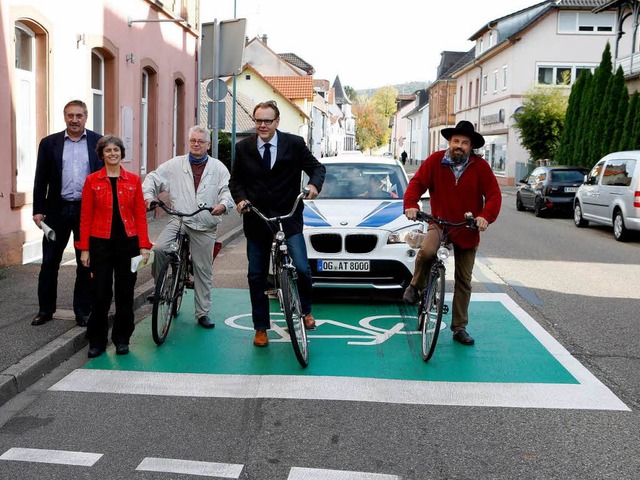 Start frei fr die neuen Radfahrerschutzstreifen.  | Foto: Christoph Breithaupt