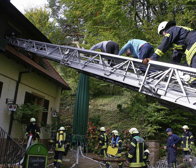 Personenrettung ber die Drehleiter.   | Foto: Karin Heiss