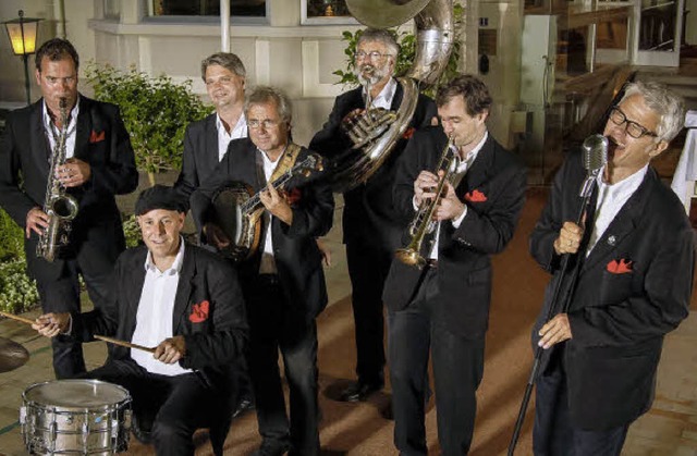 Sie sind sieben Musiker, auch wenn der... anderes besagt: die Redhouse Hot Six   | Foto: Oliver Look