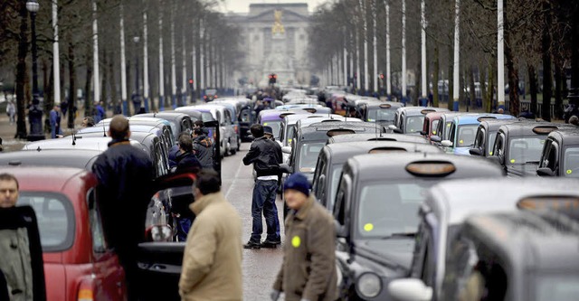 Viele amtliche Hrden sind zu nehmen, ... in den Londoner Stau einreihen kann.   | Foto: dpa