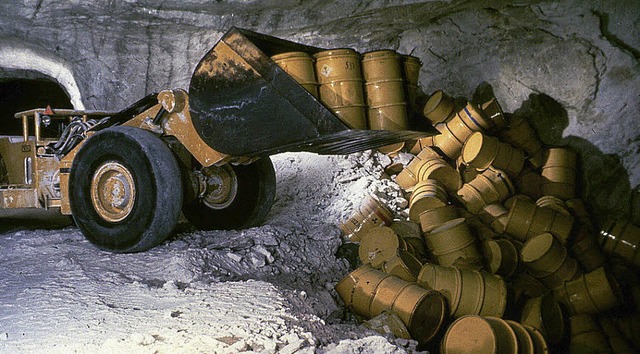 Ein Radlager kippt Atommll in eine Kammer der Asse.  | Foto: dpa