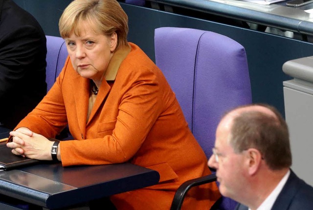 Angela Merkel und Peer Steinbrck whrend der Debatte im Bundestag  | Foto: dpa