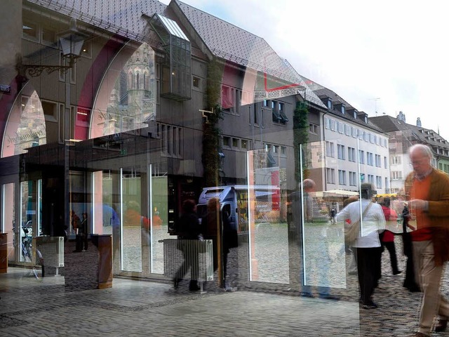 Spiegelbilder am Mnsterplatz: Seit fa...i Jahren steht das Kornhaus-Caf leer.  | Foto: Thomas Kunz